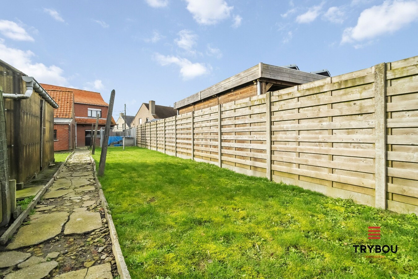 Halfopen woning met drie slaapkamers op ruim perceel van 770 m² 