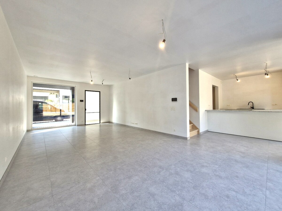 Nieuwbouwwoning met mooie tuin, garage en 4 slaapkamers te Dudzele 