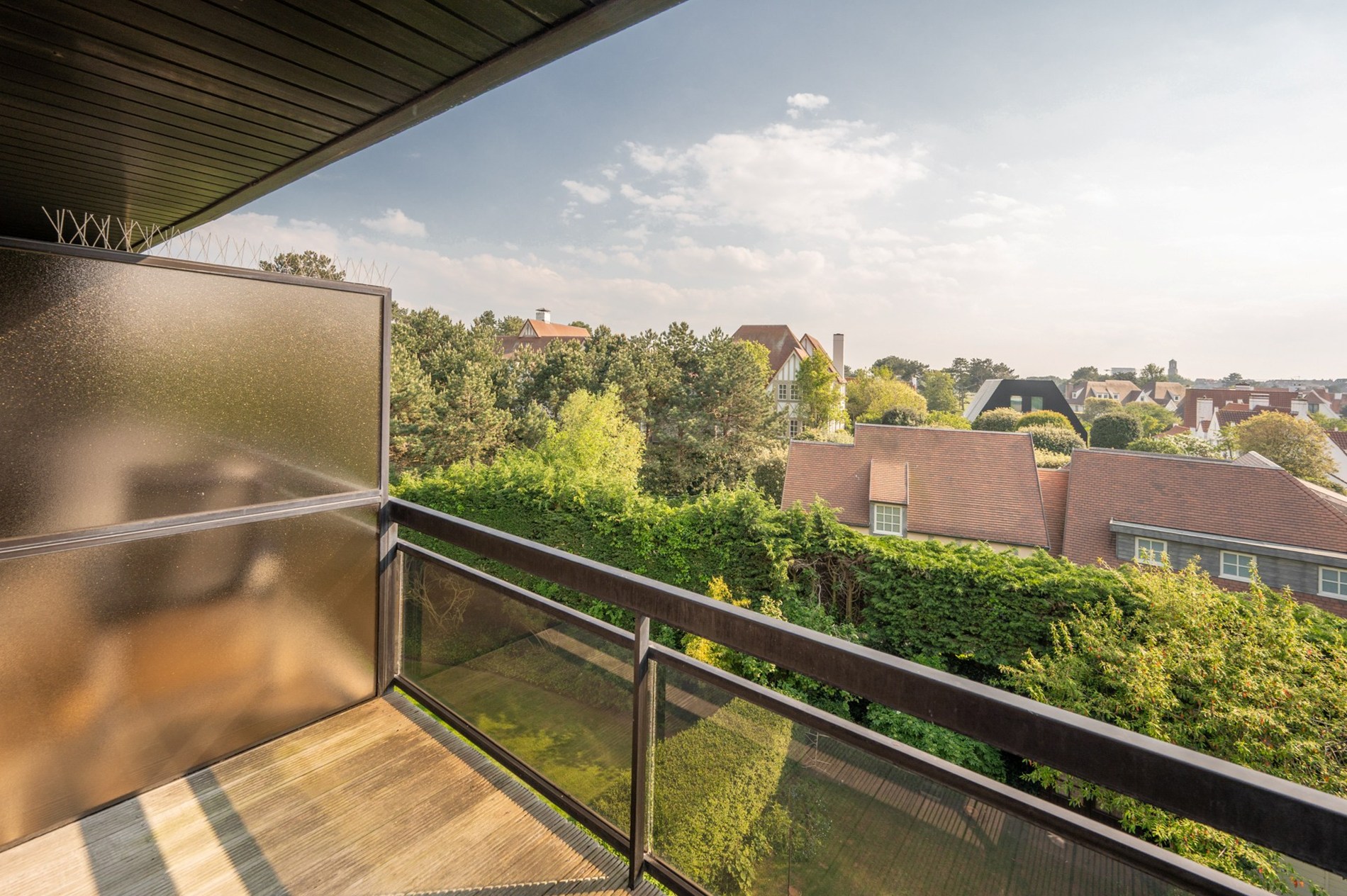 Klassevol appartement gelegen in een charmante villaresidentie in het Zoute. 