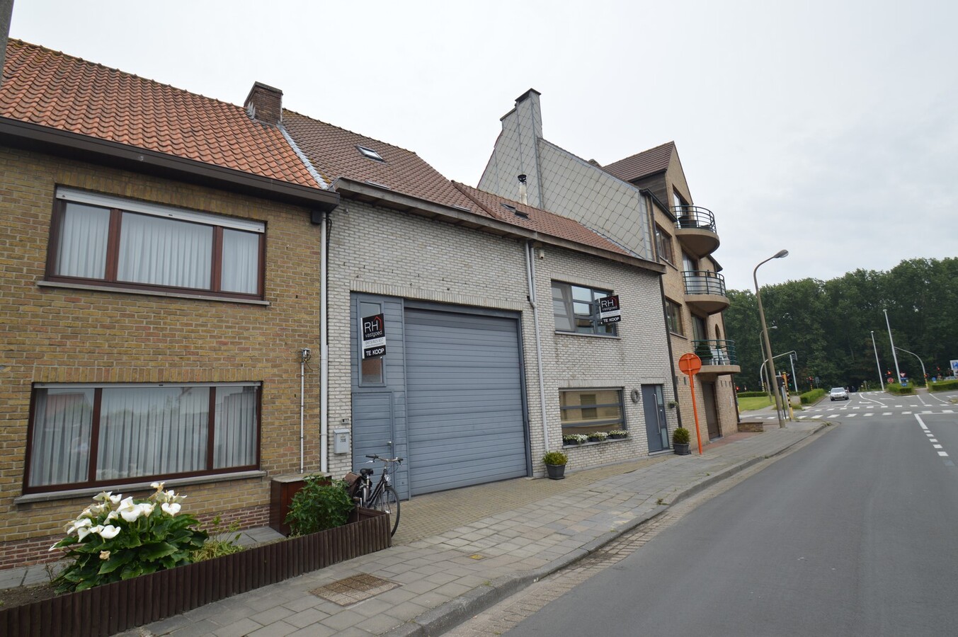 Mooie woning met hangar en ingericht appartement - Duinbergen 
