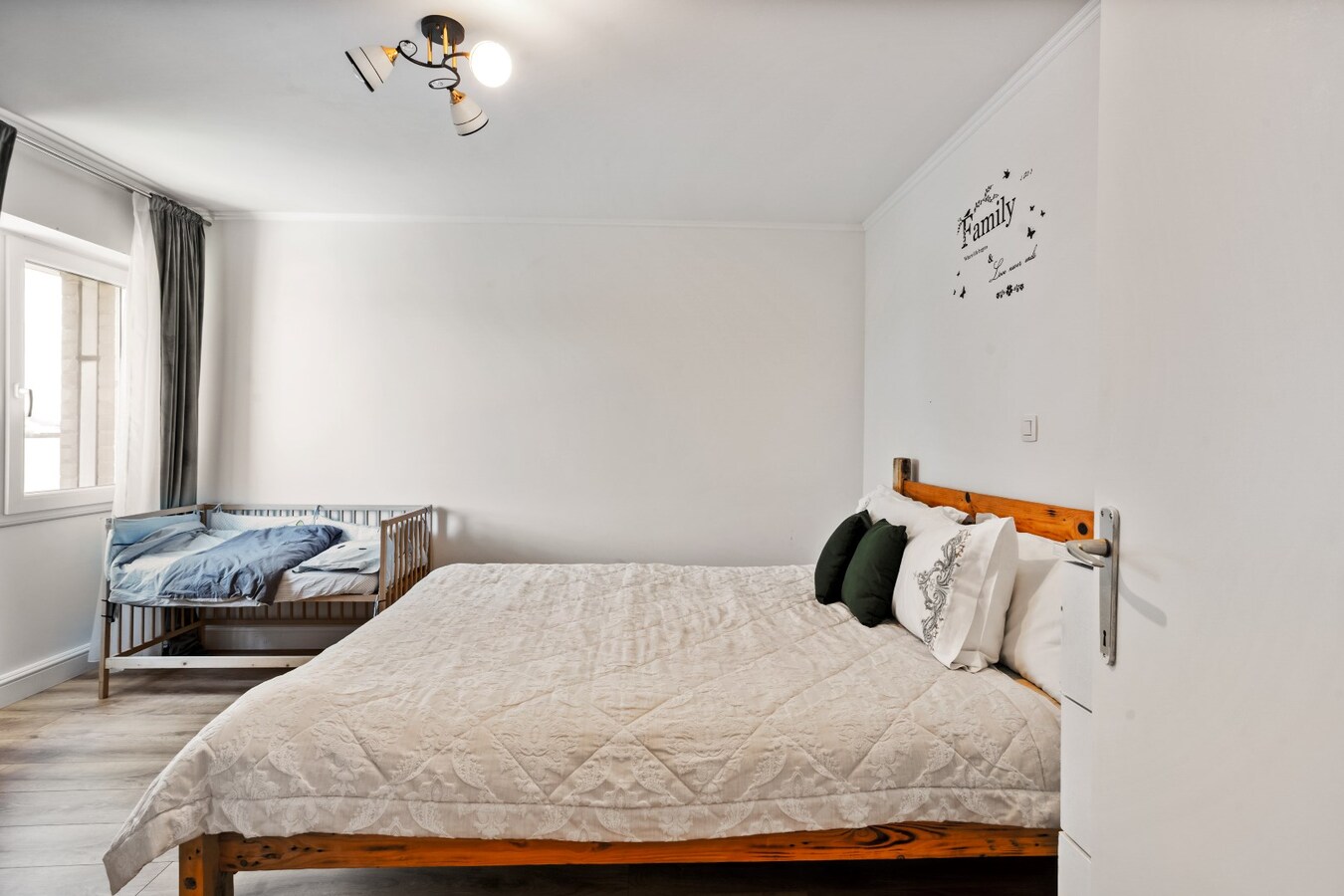 Prachtig gelegen halfopen woning met garage en prachtige landelijke verzichten. 