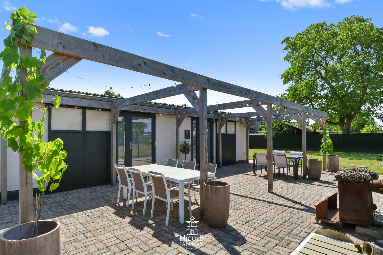 Leuk terras aan de achterzijde van het bijgebouw met vrij uitzicht 