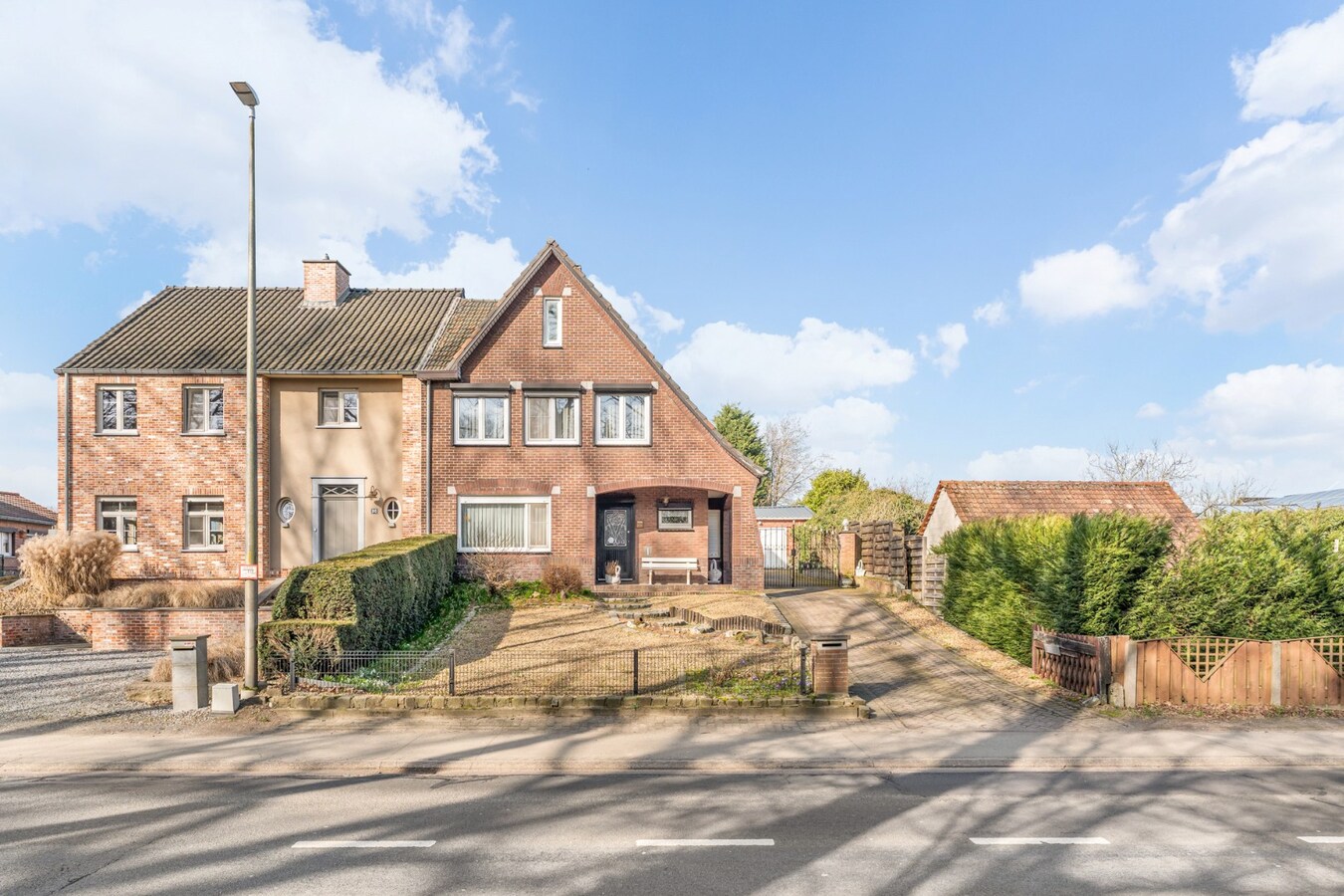 Halfvrijstaande gezinswoning met veel mogelijkheden op een perceel van 8are! 