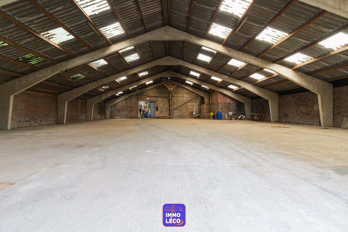 Entrepôt de stockage de +/- 500m² avec vaste parking privatif ! 