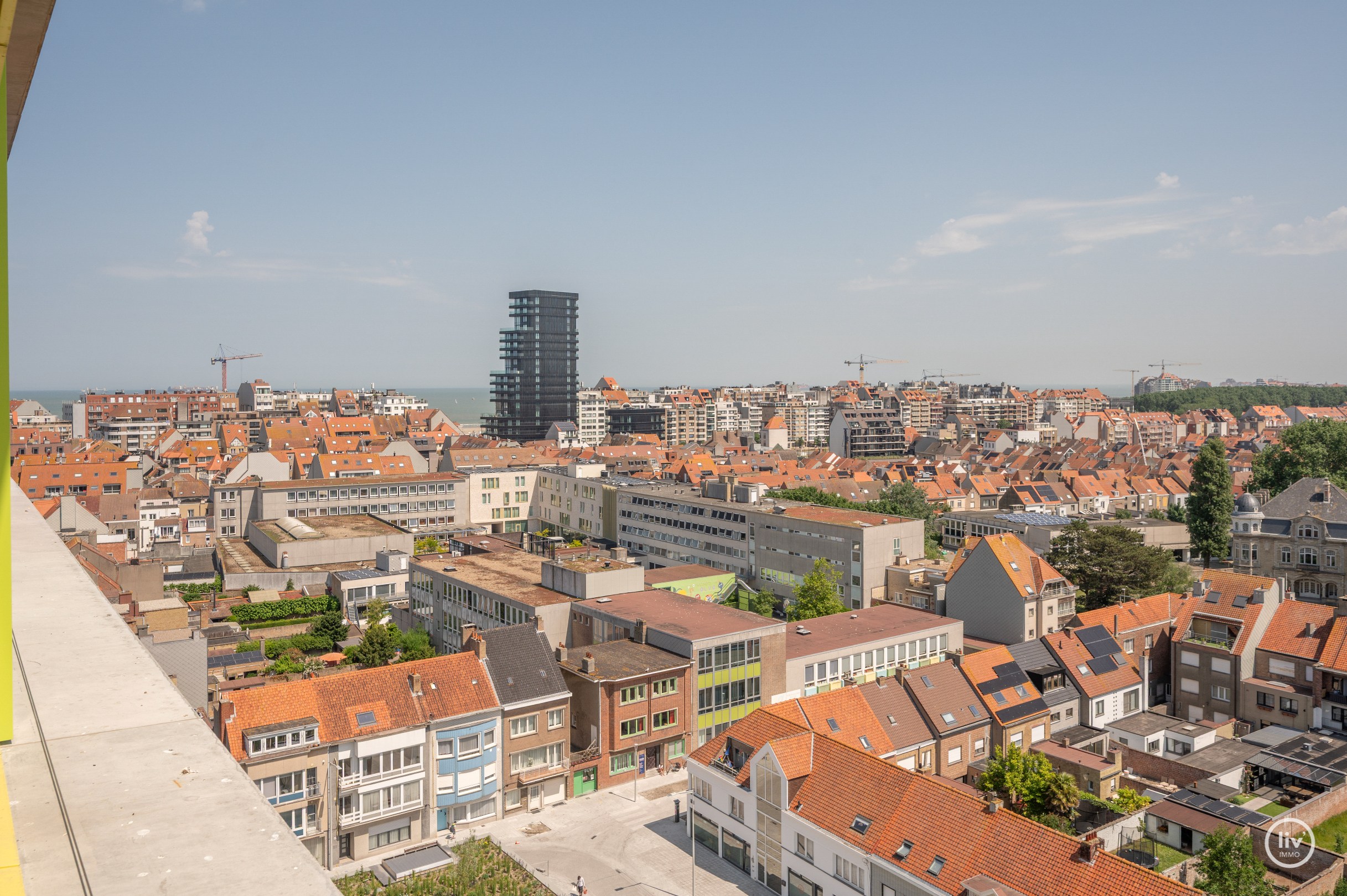 Centraal gelegen 2-kamer appartement te Res. Hoost met ruim terras genietend van zijdelings zeezicht! 