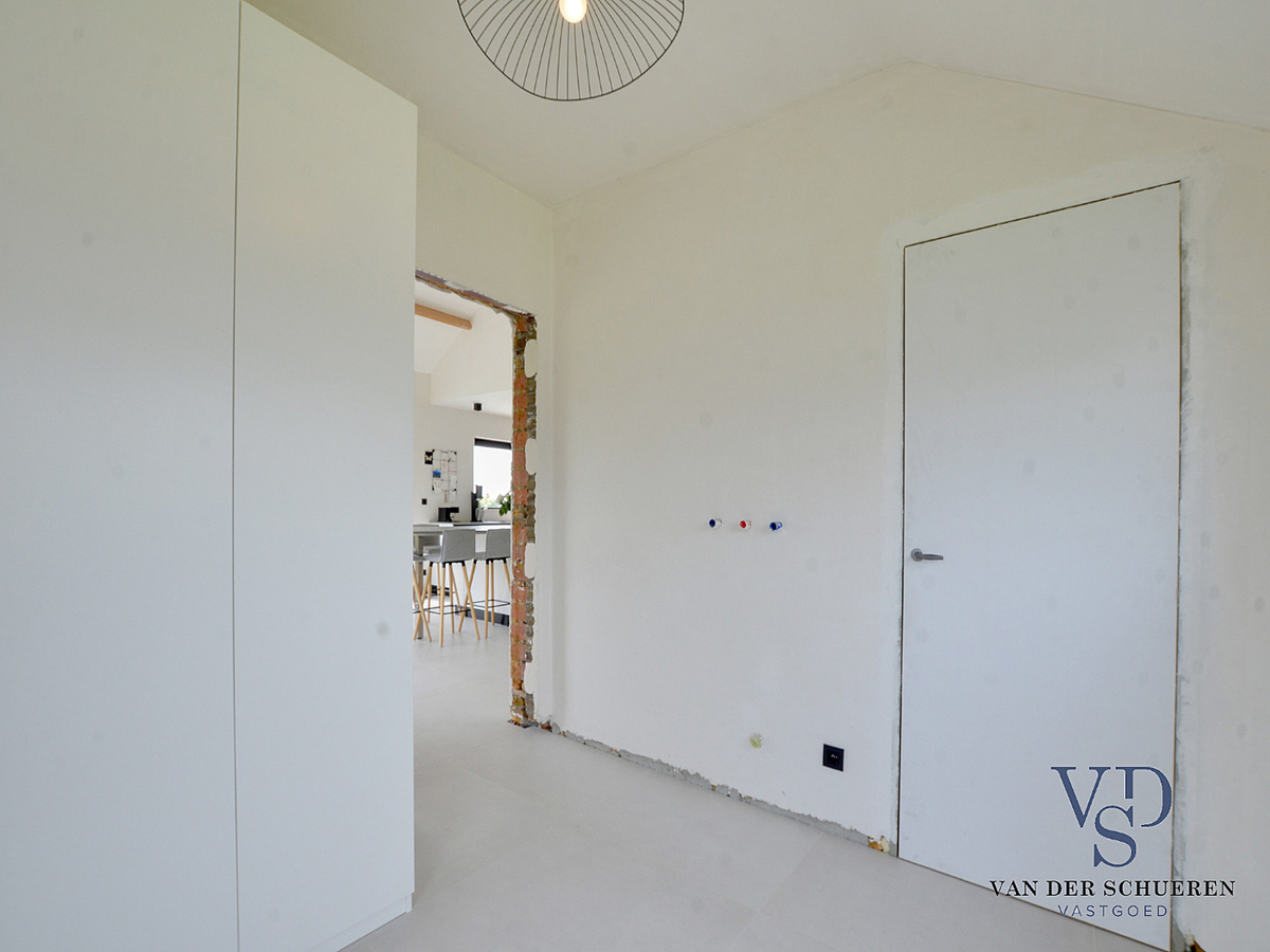 Exceptioneel gelegen, eigentijdse bungalow-villa. 