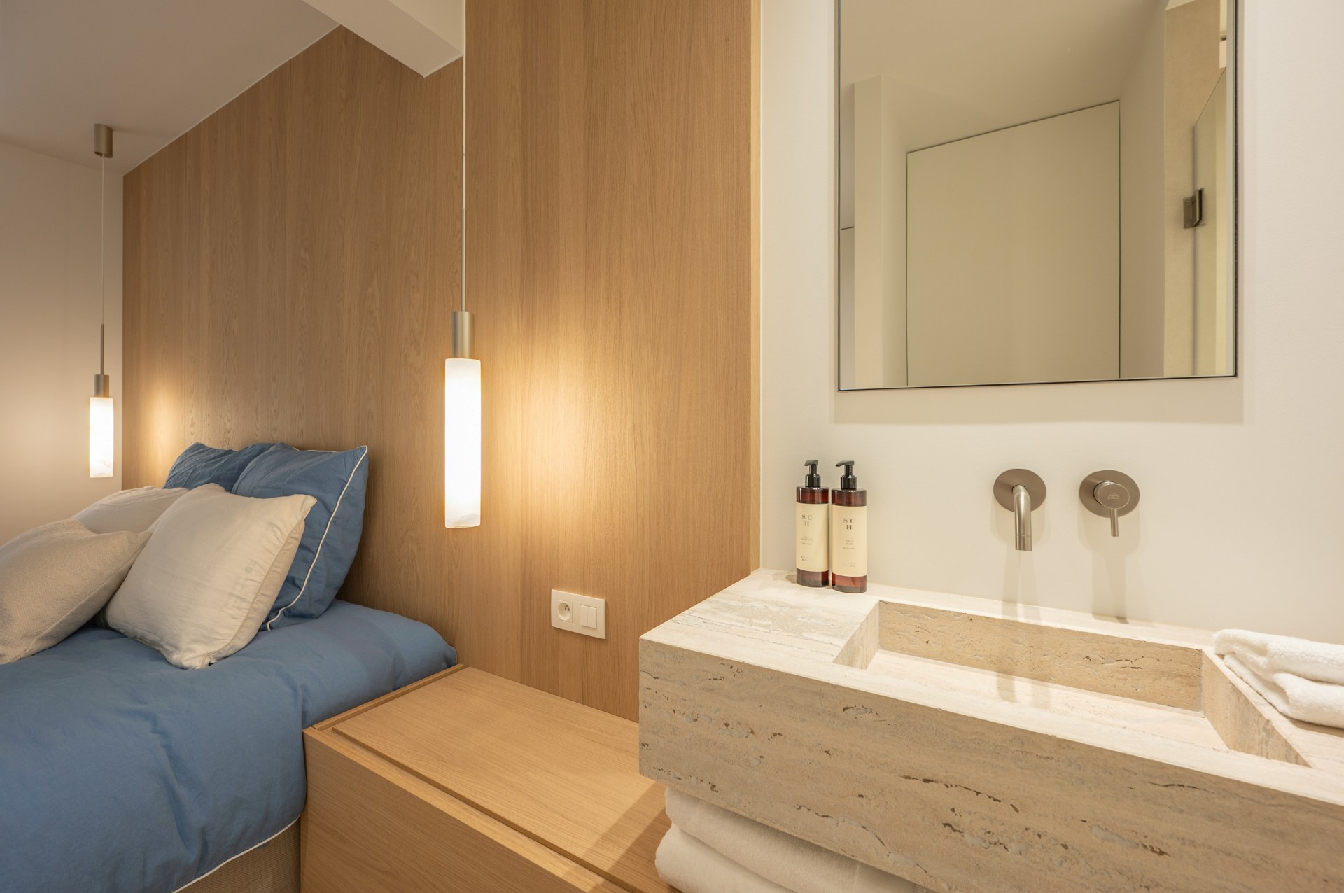 Appartement rénové de haut standing situé du côté ouest avec vue latérale sur la mer. 