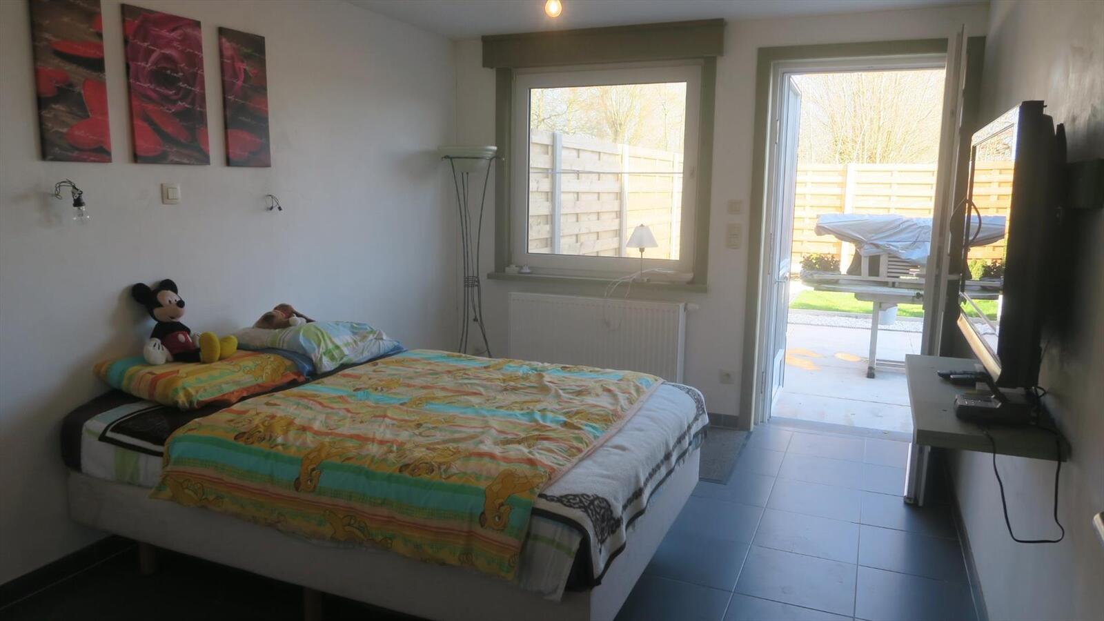 Volledig vernieuwde, geïsoleerde woning met dubbele garage 