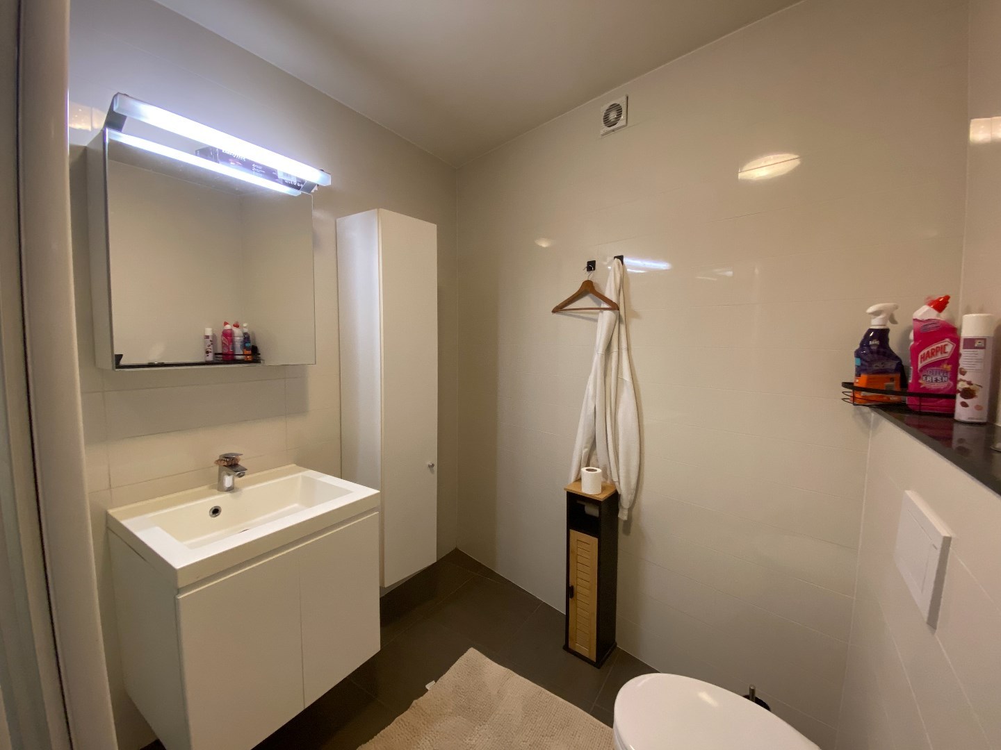 Centraal gelegen appartement met één slaapkamer, groot terras en ruime garage! 