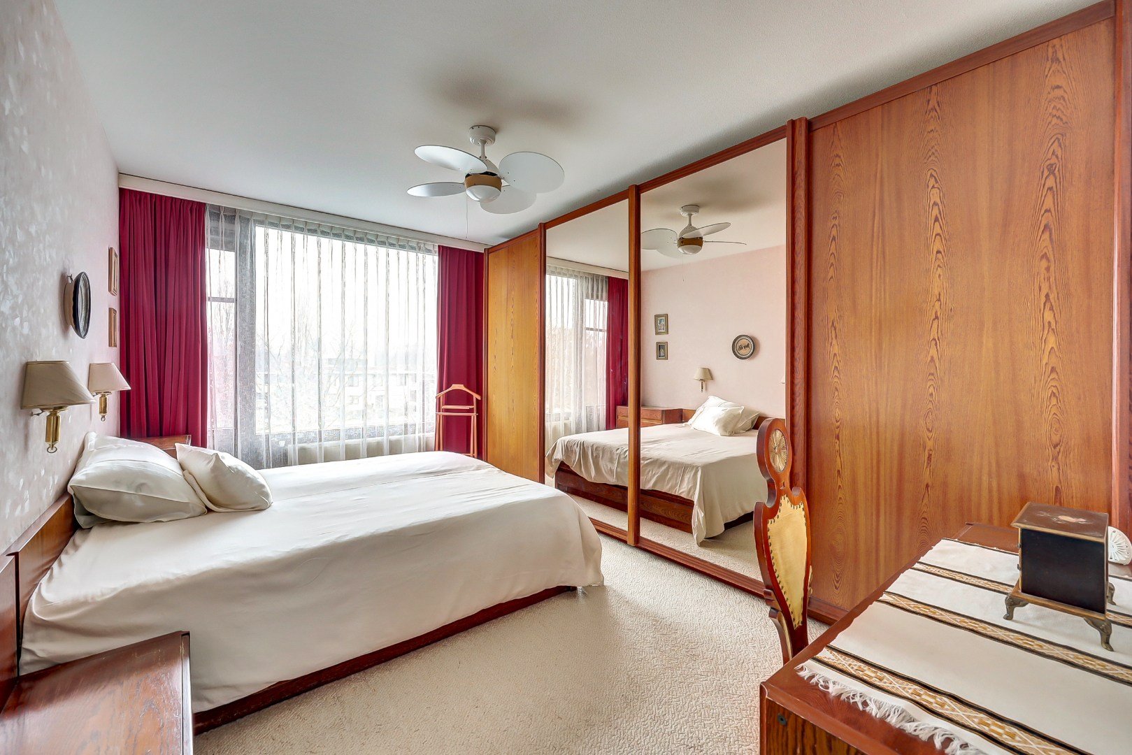 Licht en royaal 3-kamerappartement op de 2e etage met riant balkon en een garagebox in de onderbouw. 