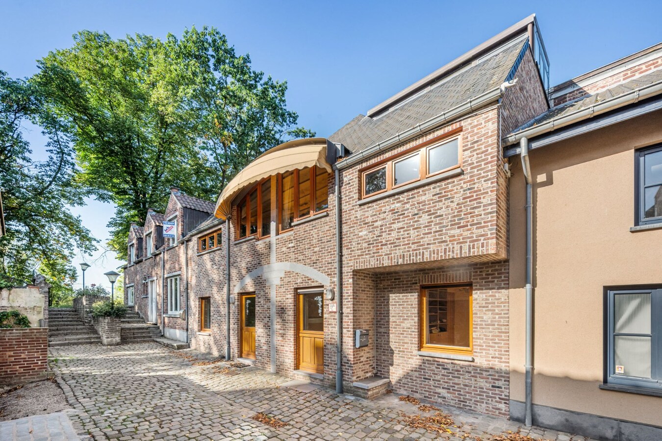 Ruime stadswoning in het centrum van Maaseik in een verkeersarme, doodlopende straat! 