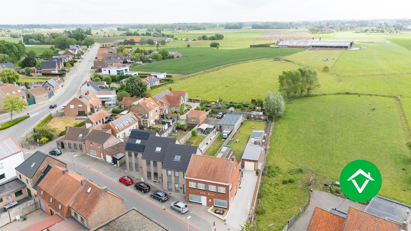 Instapklare, recente woning (2018) met 4 slaapkamers en garage in hartje Koekelare. 