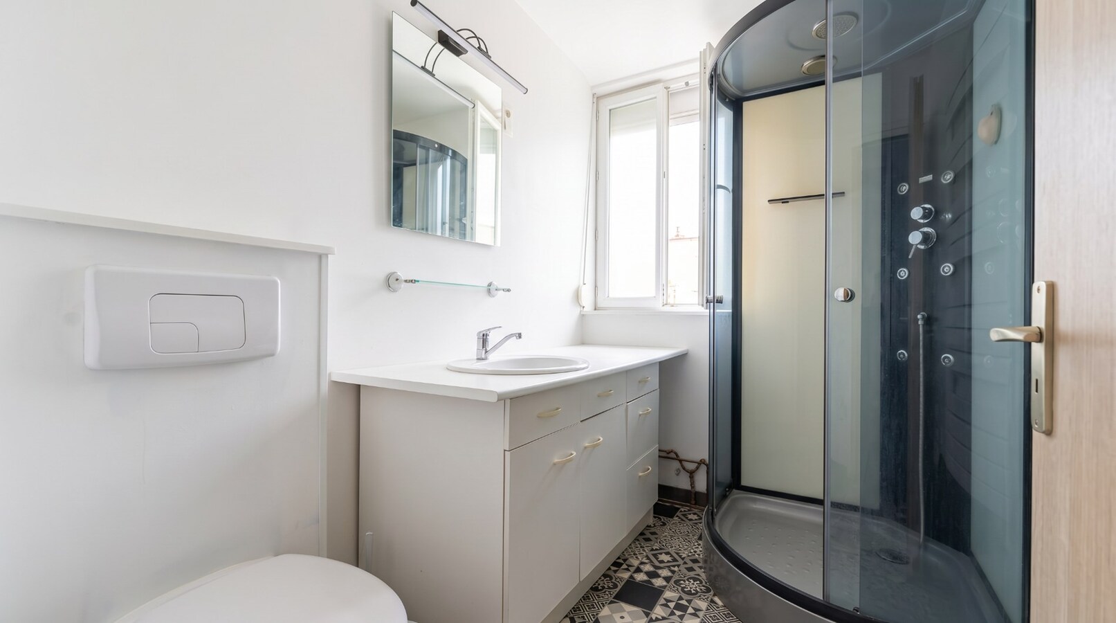 Maison rénovée avec 3 chambres et cour 