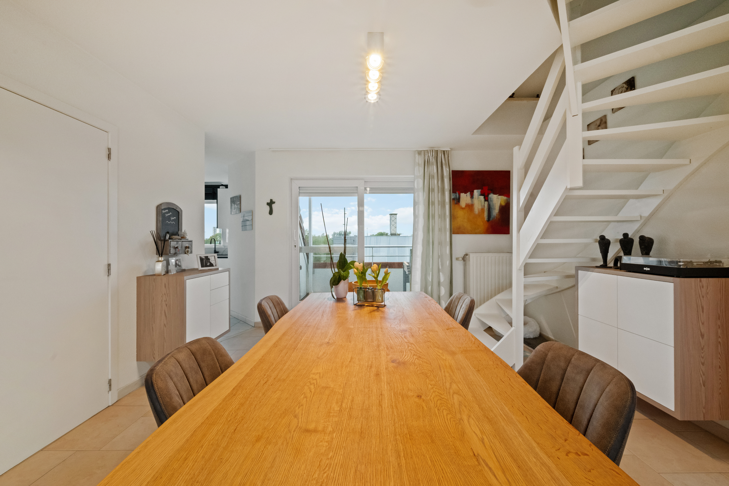 Voici la traduction en français :Grand appartement en duplex avec 2 chambres, 2 salles de bains et terrasses ensoleillées, près de la digue de Heist (possibilité d'offre d'un garage intégré). 