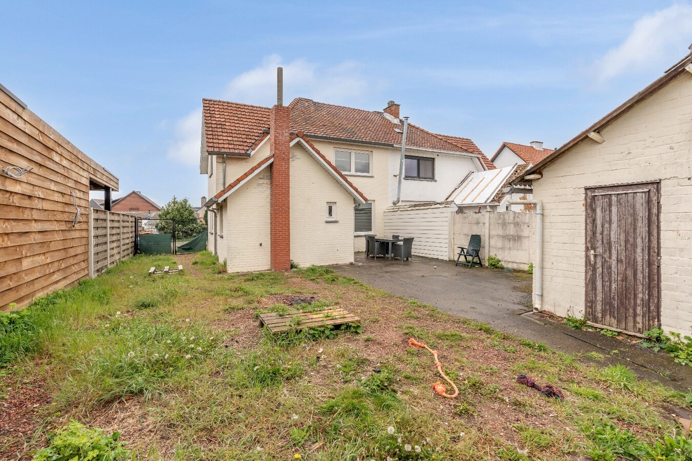 Ruime gerenoveerde woning met tuin en 3 slaapkamers in Dilsen-Stokkem. 