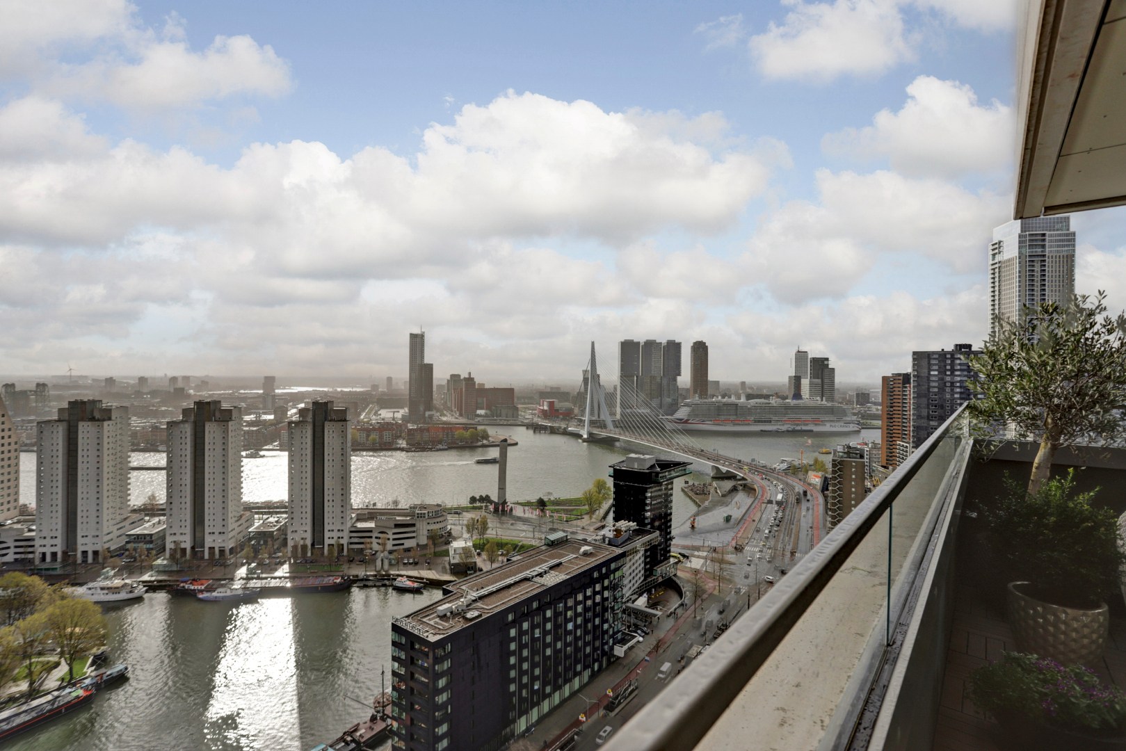 Ultiem luxe wonen in de iconische The CoolTower met spectaculair uitzicht, royaal terras (34 m²) en moderne afwerking in het bruisende hart van Rotterdam! 