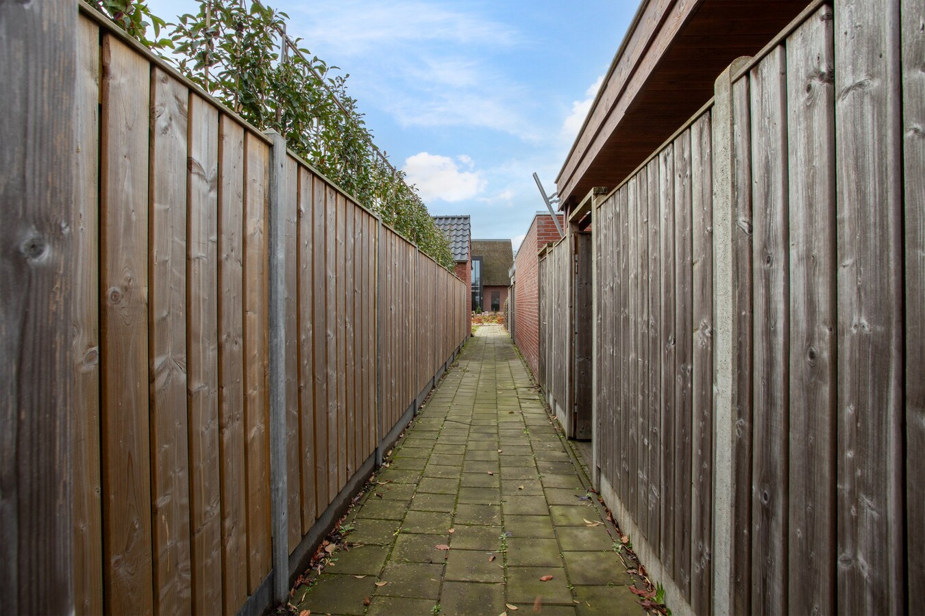 Moderne hoekwoning uit 2016 gelegen in een jonge en kindvriendelijke woonwijk in Lage Mierde. 