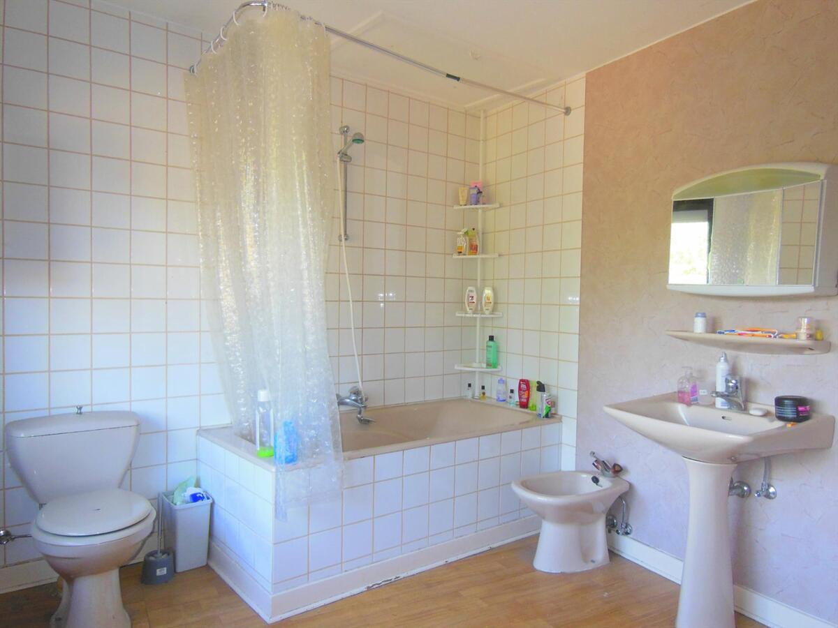 Rijwoning met zonnige tuin en garage 