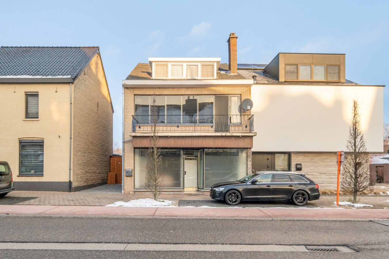Centraal gelegen gebouw bestaande uit een handelspand op het gelijkvloers en een bovenliggend duplex-appartement! 