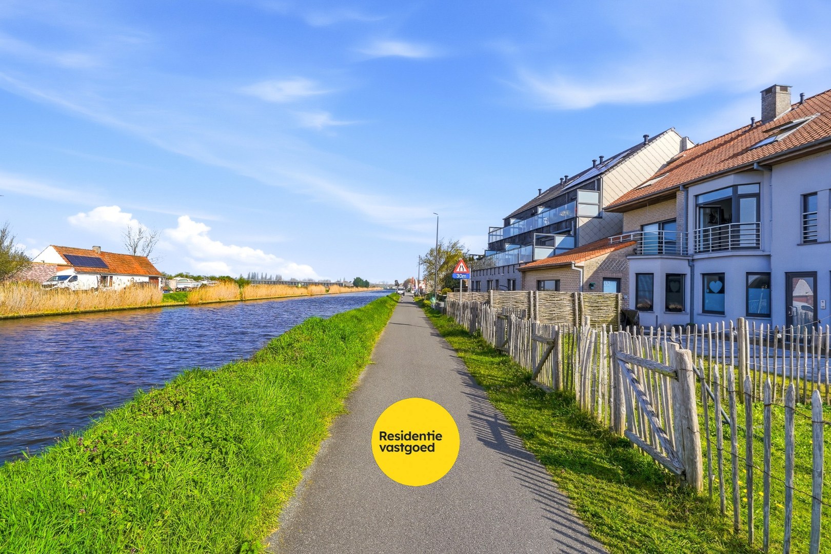 Instapklare woning met zicht op de vaart in Oudenburg 