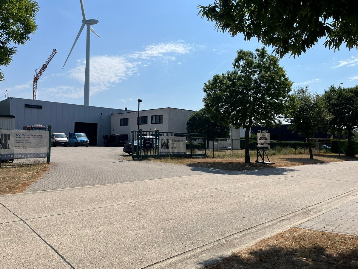 Industriegebouw 770m² met kantoren en woonst - perceel 45a 