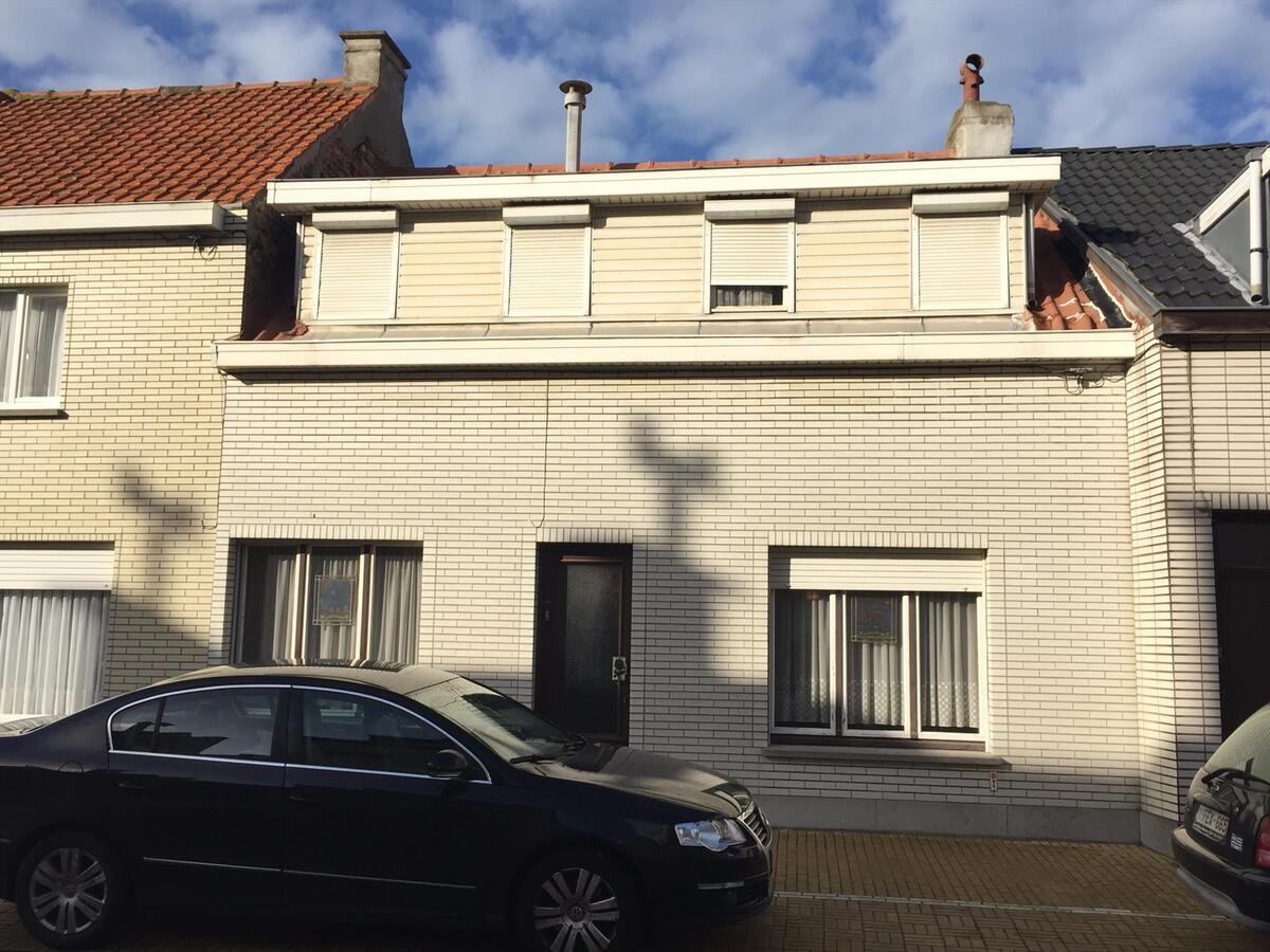 RUIME TE RENOVEREN WONING MET TUIN OP ZUCHT VAN ZEE NABIJ STRAND MARIAKERKE 