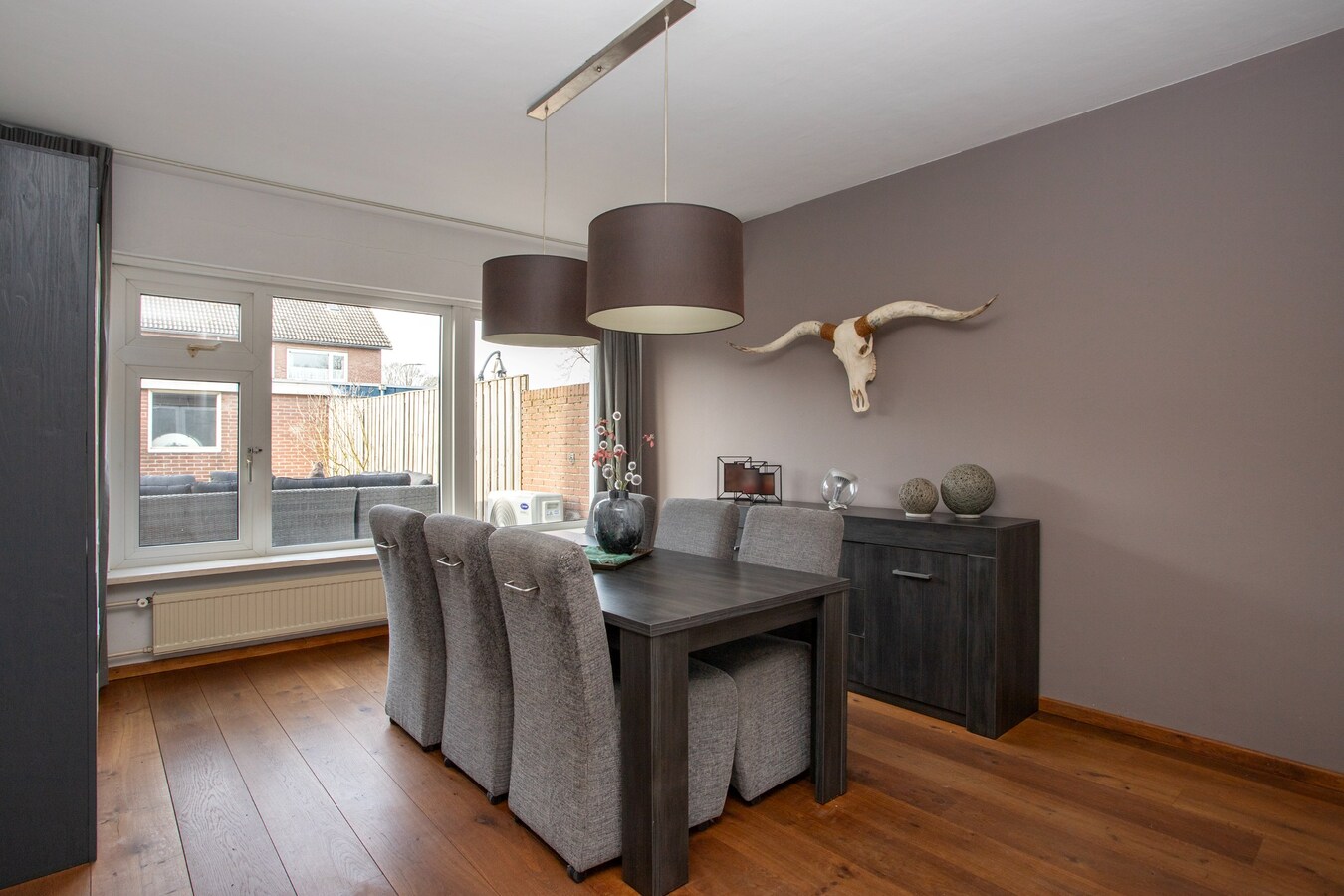 Instapklare tussenwoning waar comfort, ruimte en een fijne woonomgeving samenkomen. 