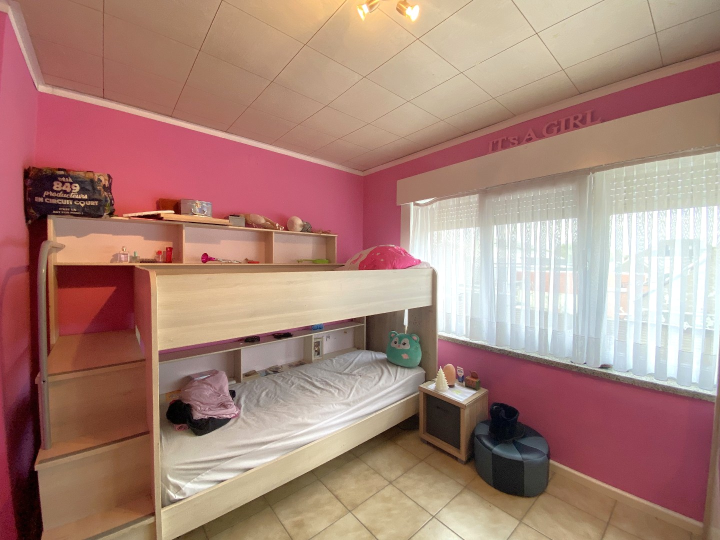 Instapklare en gerenoveerde gezinswoning op goeie centrale ligging! 