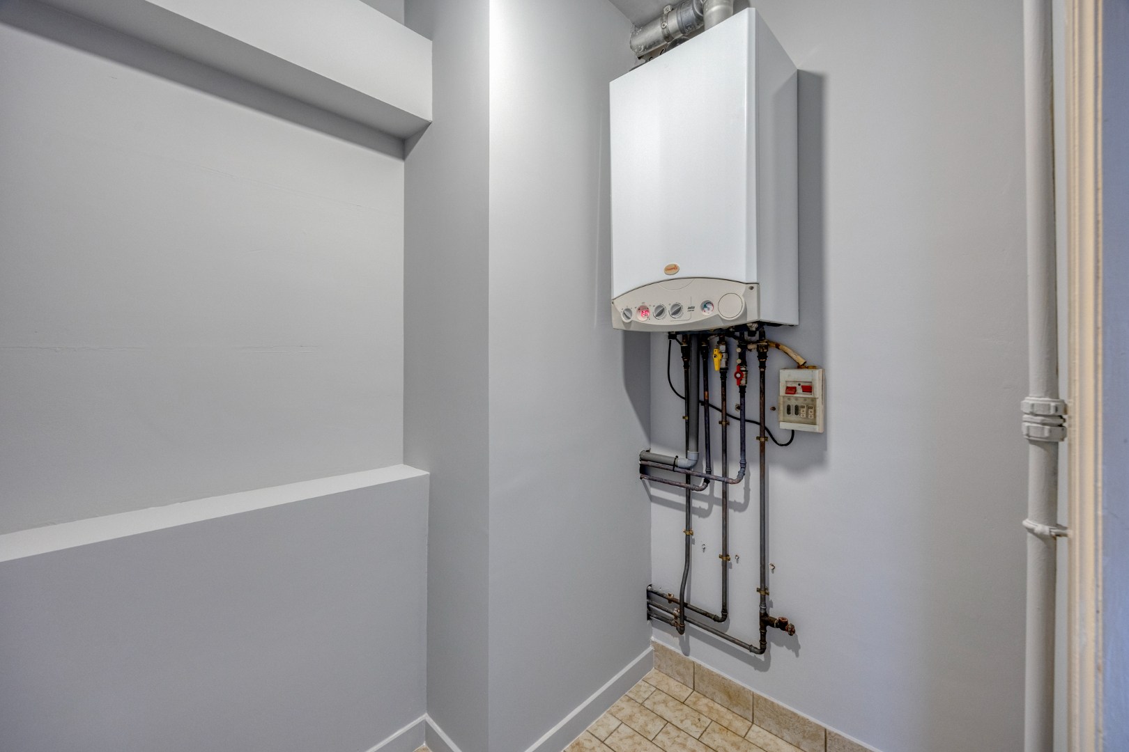 Gelijkvloers appartement met 2 slpk. en tuin in Geel 