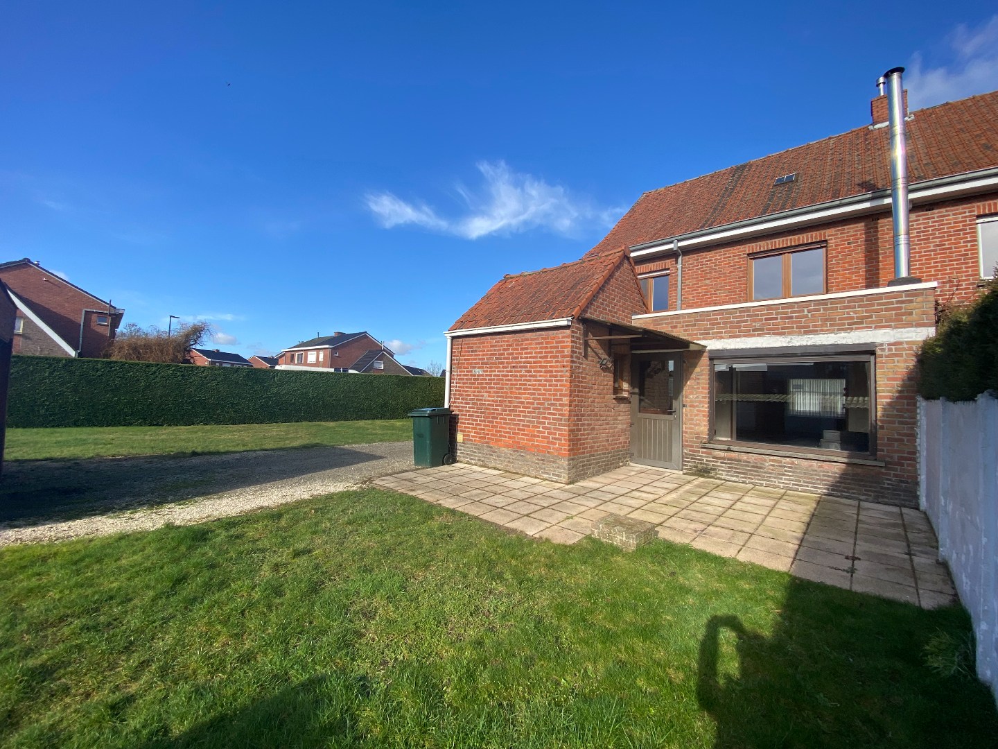 Degelijke halfopen bebouwing met groot potentieel op mooi hoekperceel van 524 m²! 