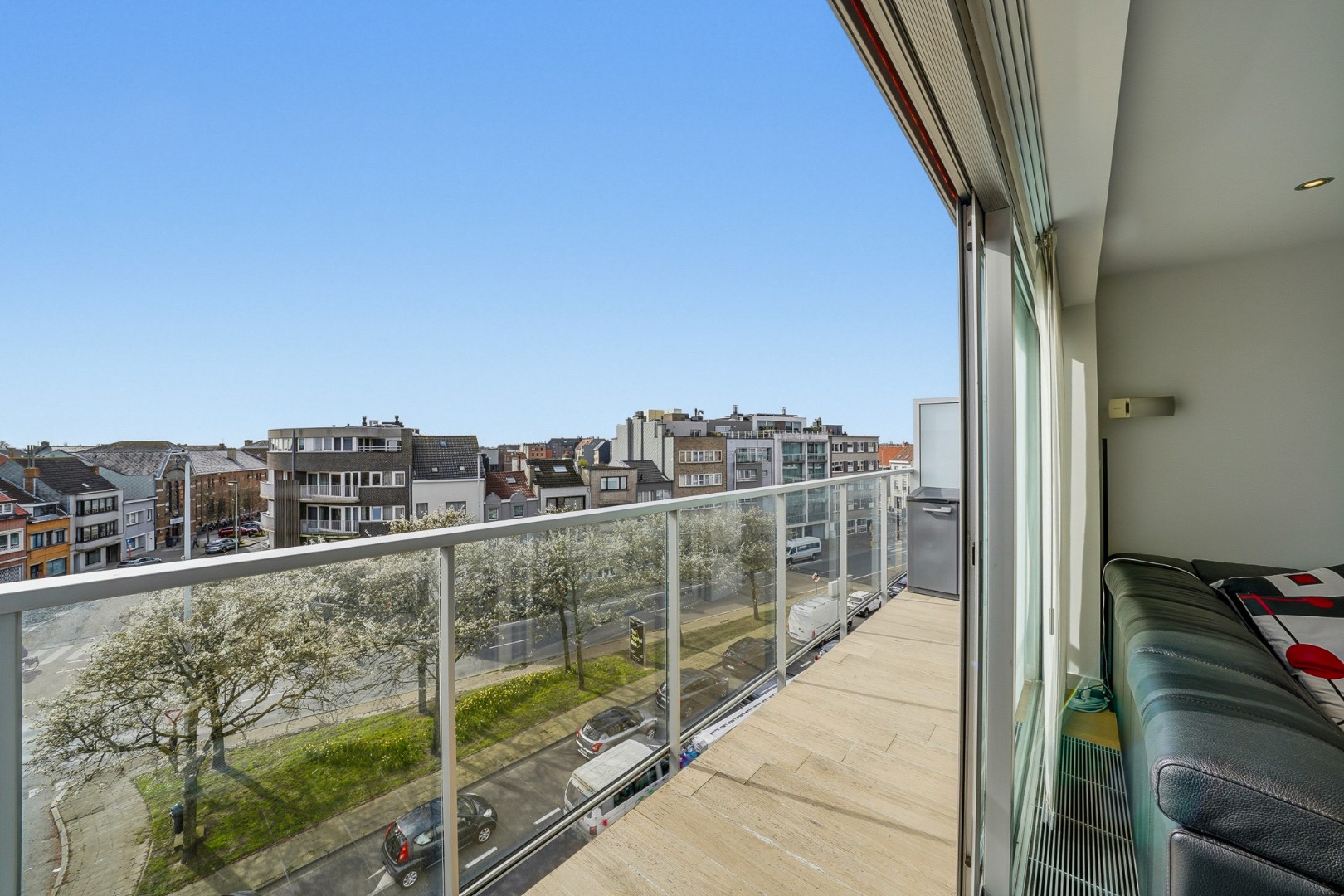 Ruim appartement met 3 slaapkamers, 2 terrassen, garage en staanplaats in Oostende 