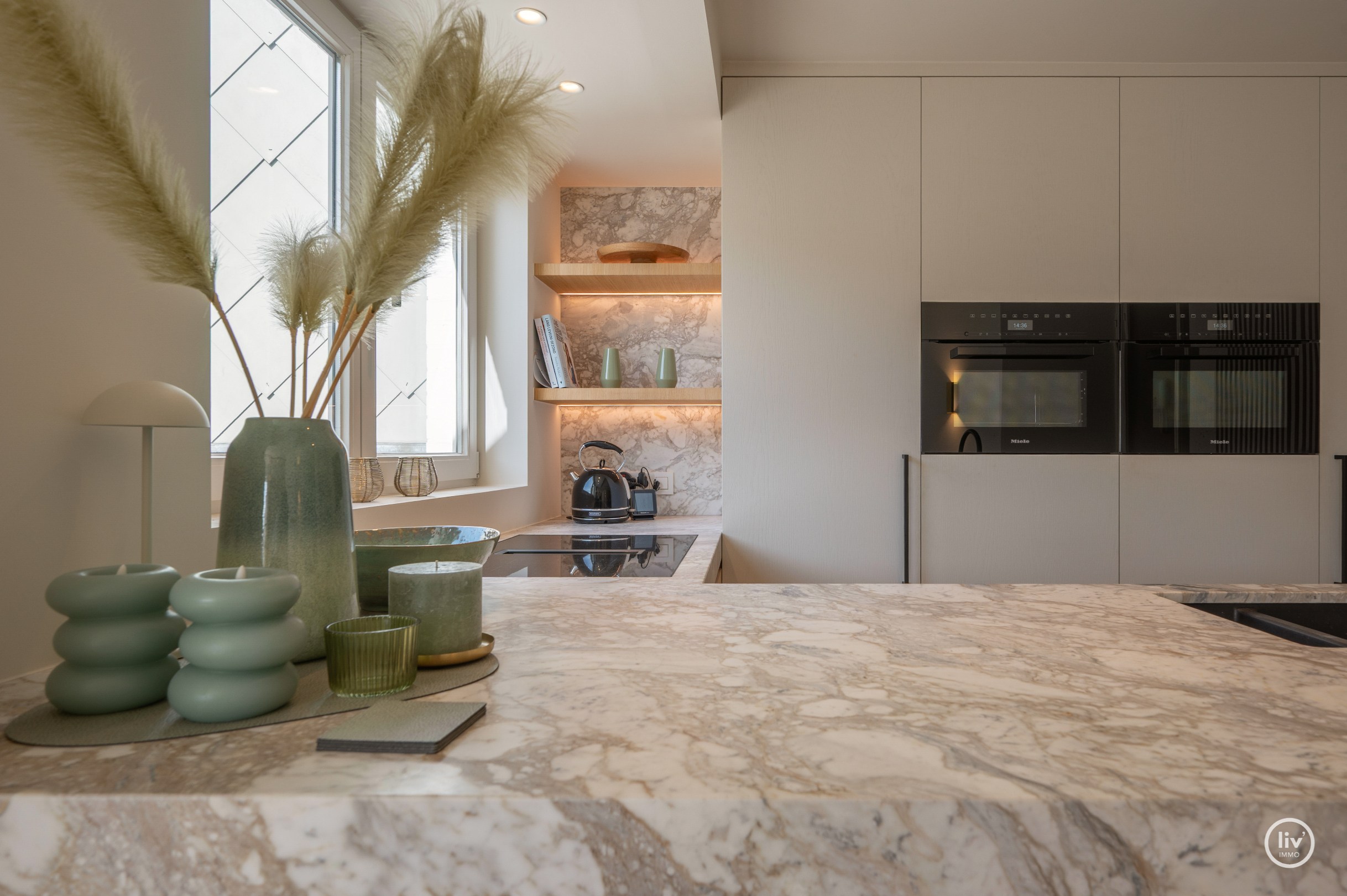 Parchtig afgewerkte penthouse met magnifieke terrassen van +/-40m2 en 3 ruime slaapkamers te Leopoldlaan gelegen. 