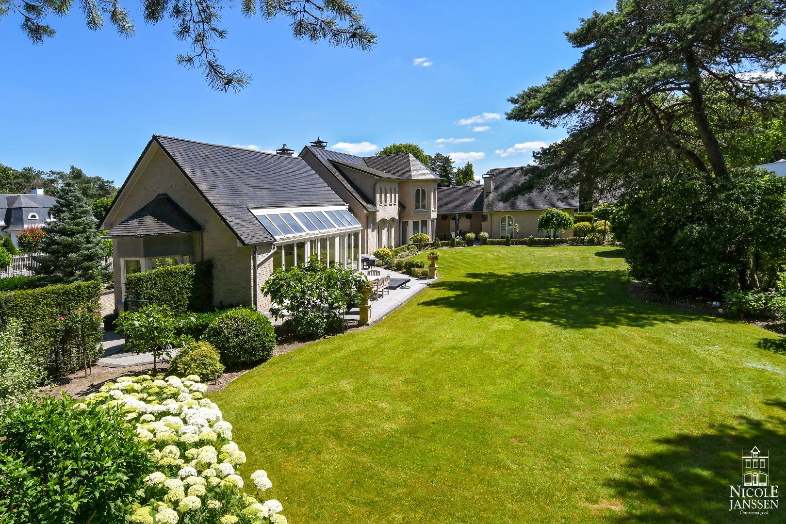 Tuin met gezellige zithoekjes en leuke terrassen 