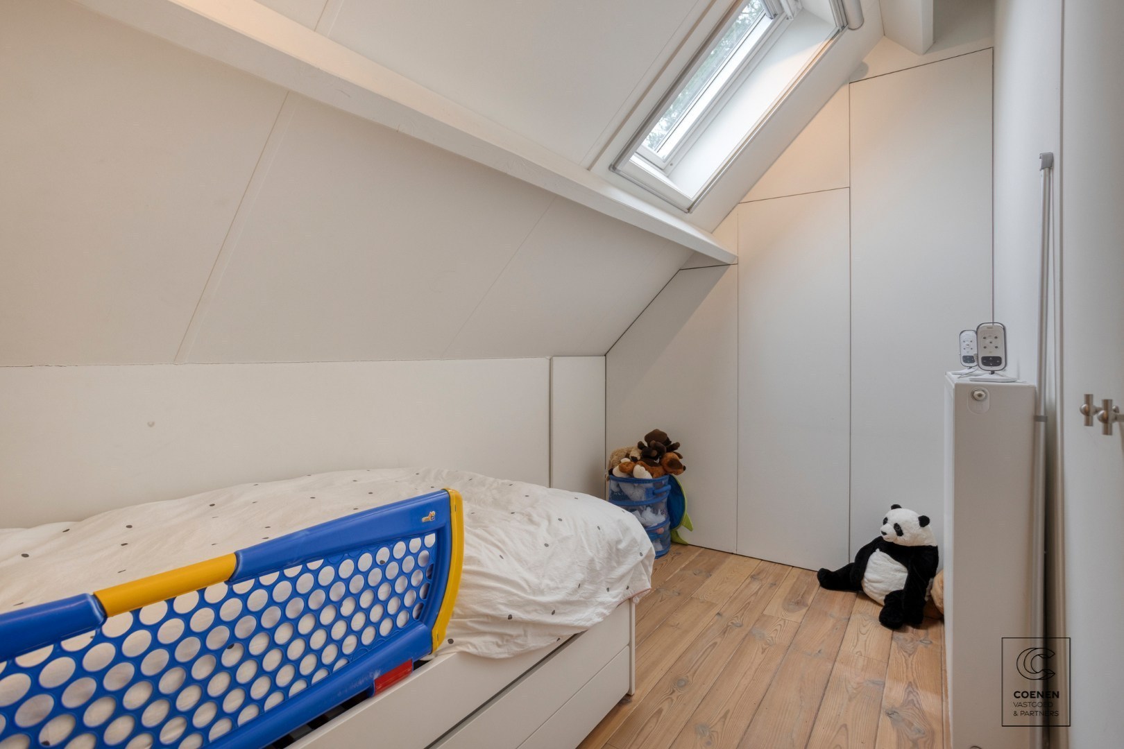 Prachtige woning met een bew. opp. van 302 m², 6 slpk, 3 bk en prachtige tuin met zwembad 