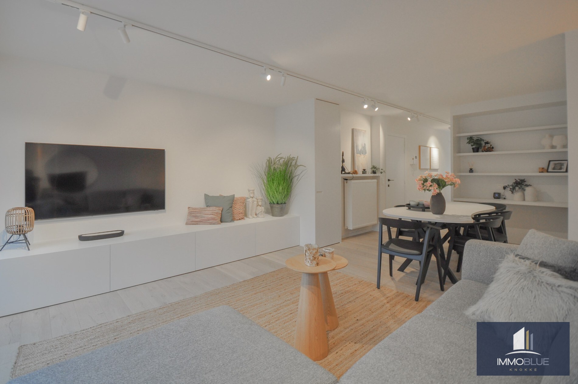 Appartement entièrement rénové avec deux grandes terrasses. 