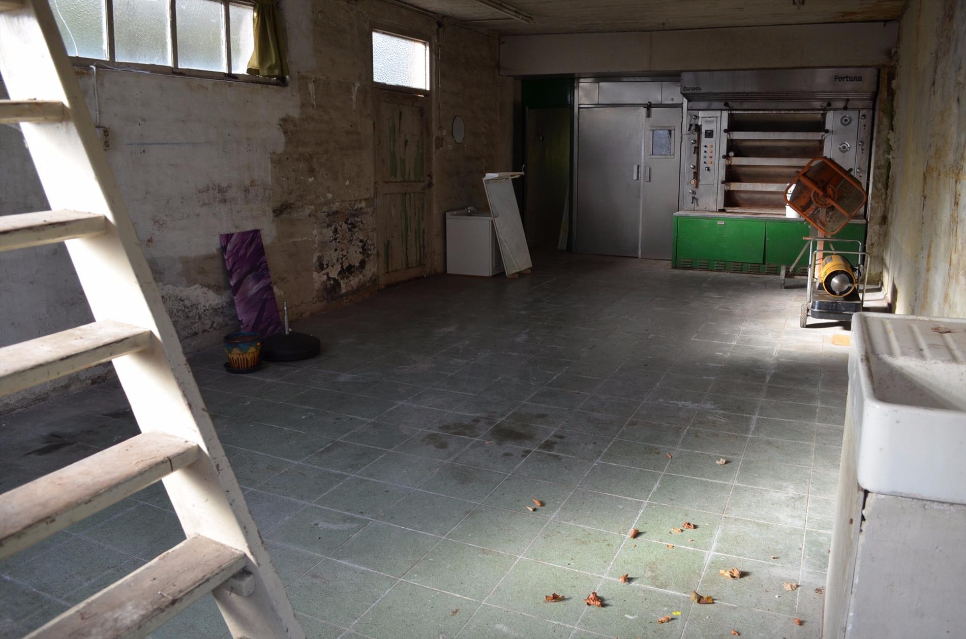 Woning (5 slpks) met handelsruimte en bijgebouw  te Sint-Laureins 