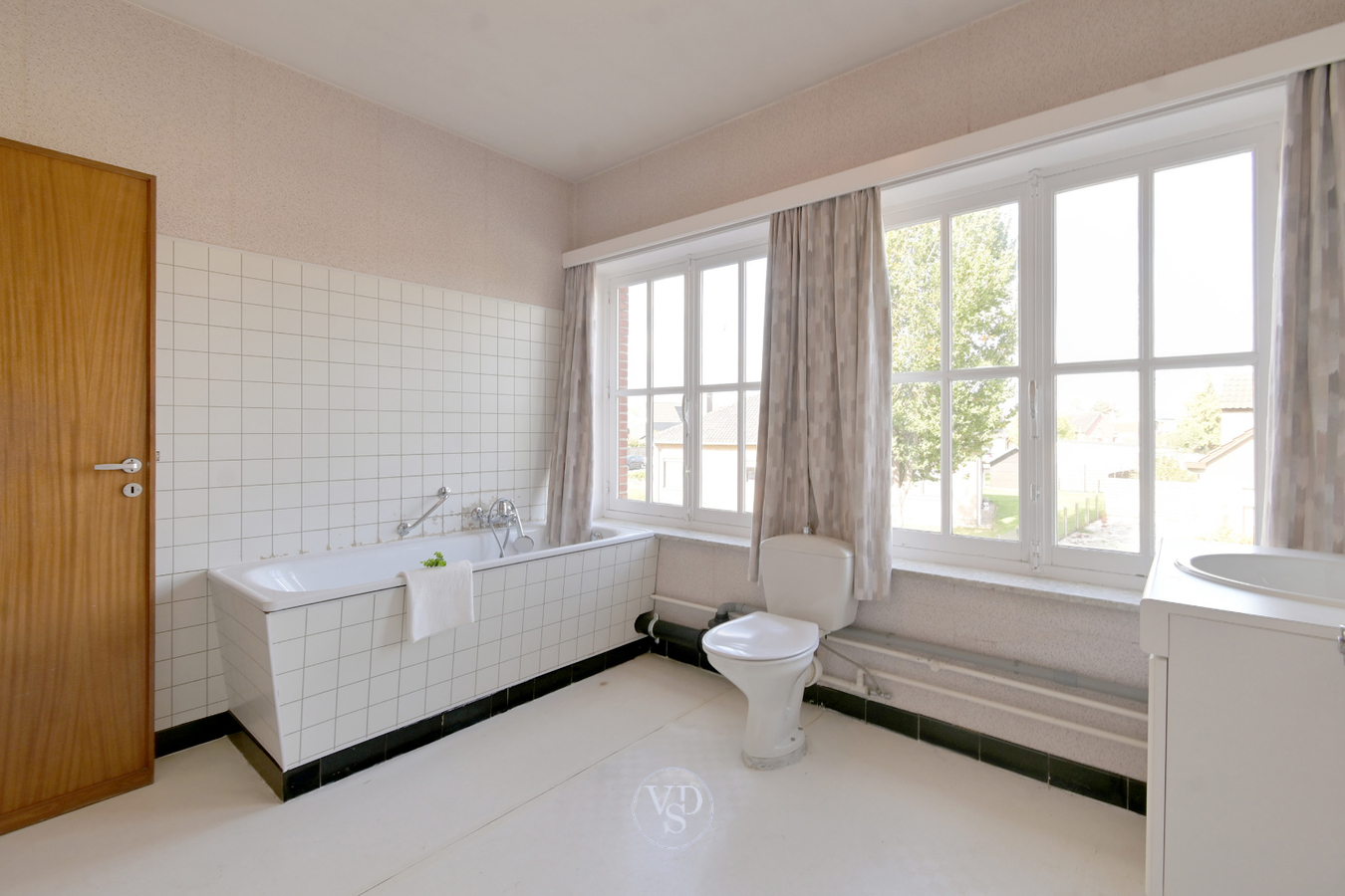 Degelijke woning met mogelijkheden, nabij centrum Zingem. 