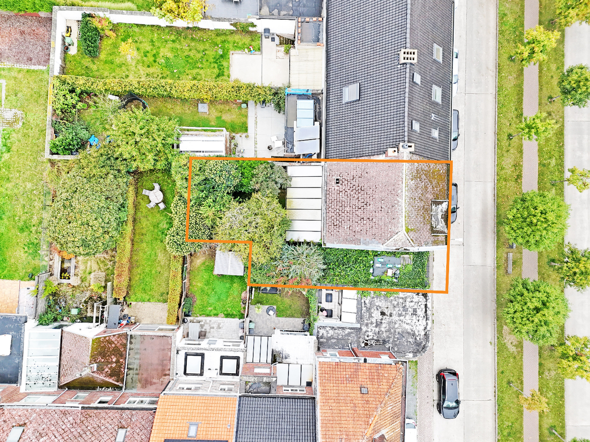 Ruime, te renoveren woning met garage en tuin te Bevegem 