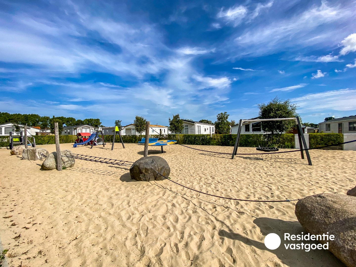 Goed verzorgde stacaravan op 900m van zee in Domein Polderpark te Nieuwpoort, op een stuk privé grond van 128m². 