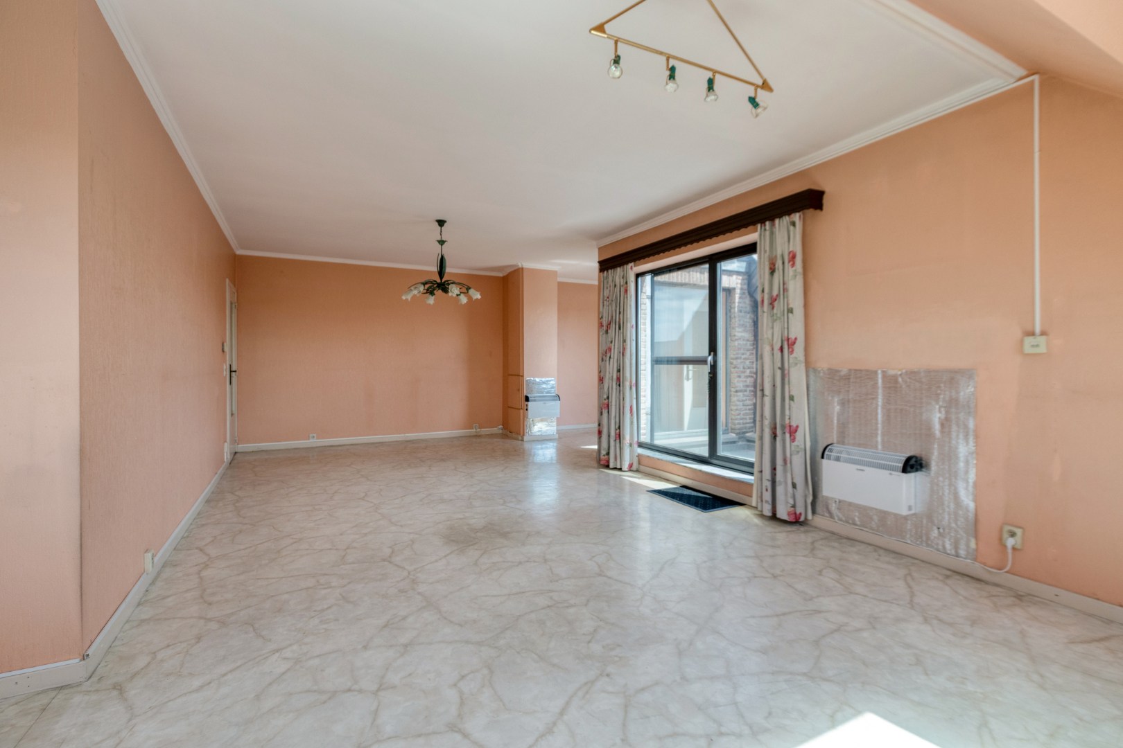 woonkamer met doorgang keuken en nachthal