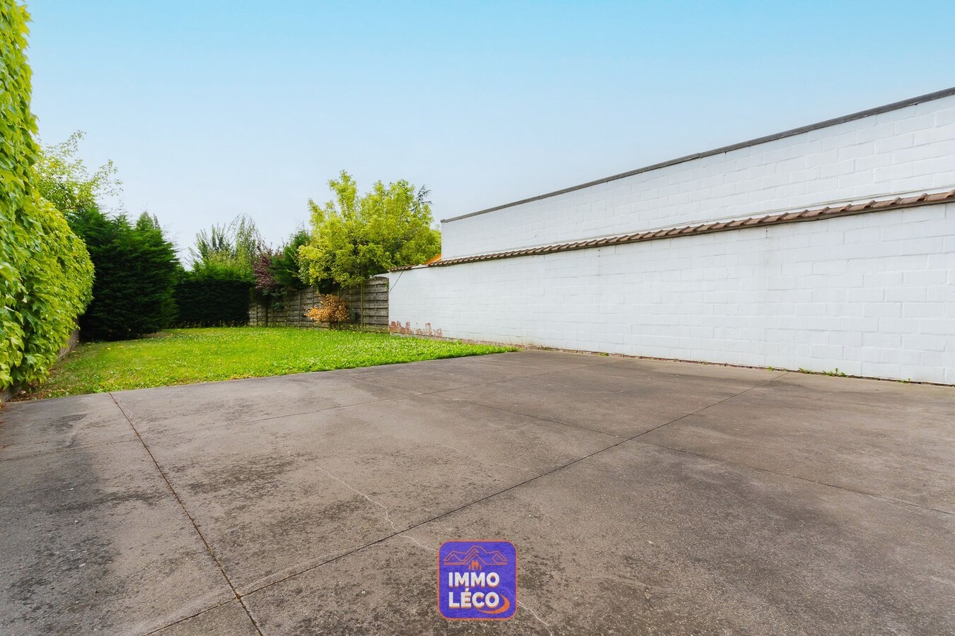 Maison de commerce avec habitation, jardin, poss. grand parking ! 