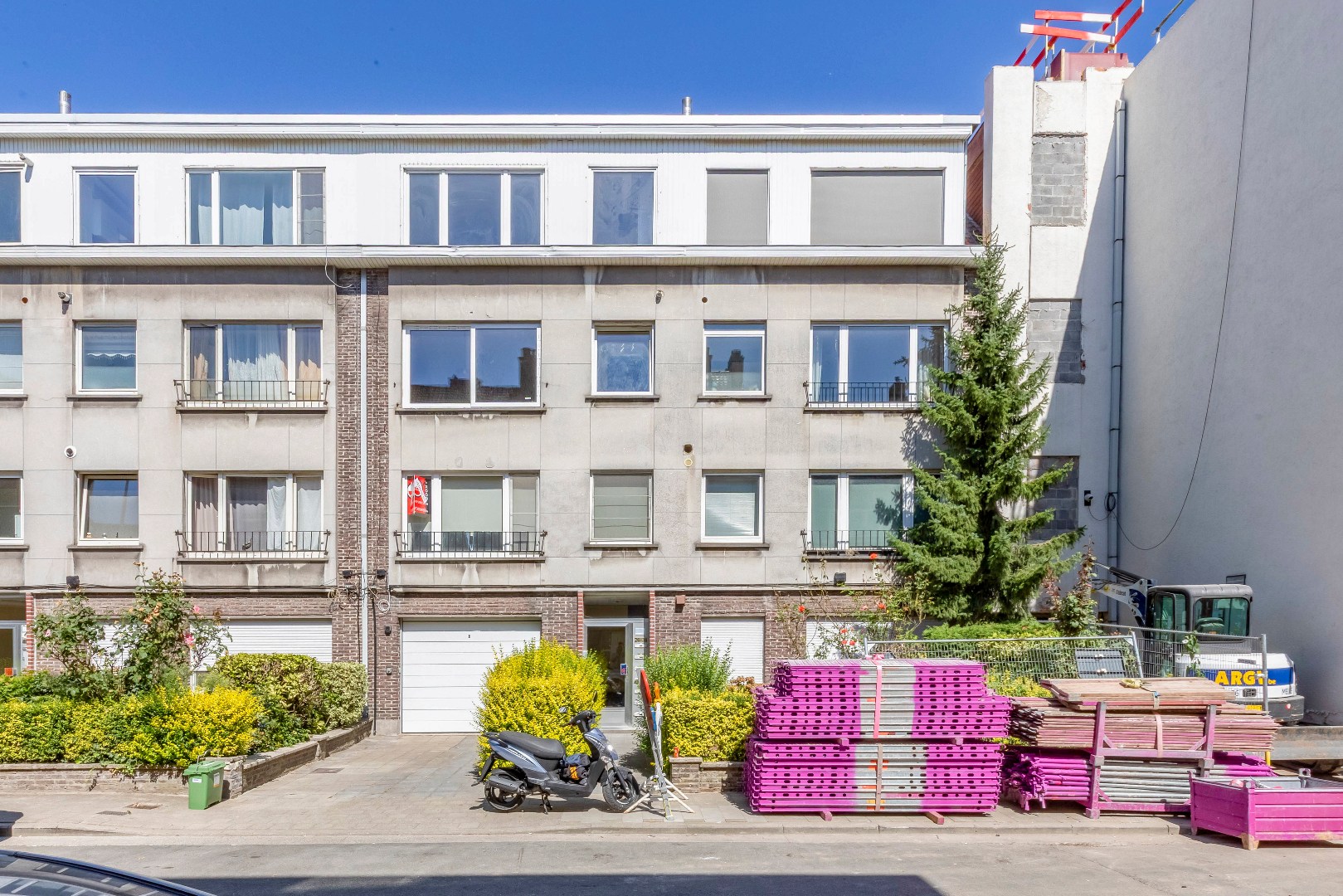 Instapklaar appartement met 2 slaapkamers en terras in de stationsbuurt 