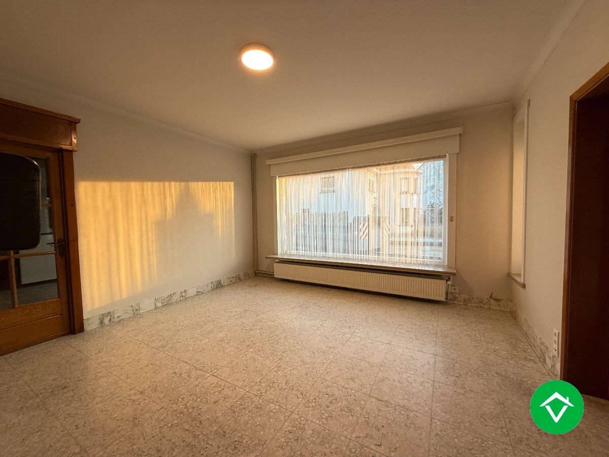 Ruime halfopen bebouwing met 3 slaapkamers, en dubbele garage te Sint-Eloois-Winkel 