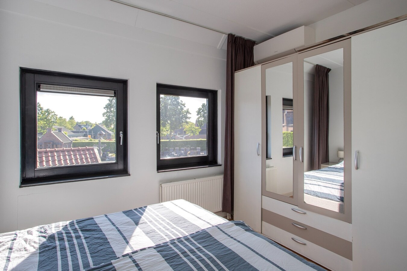 Instapklare en uitgebouwde tussenwoning op rustige locatie. 