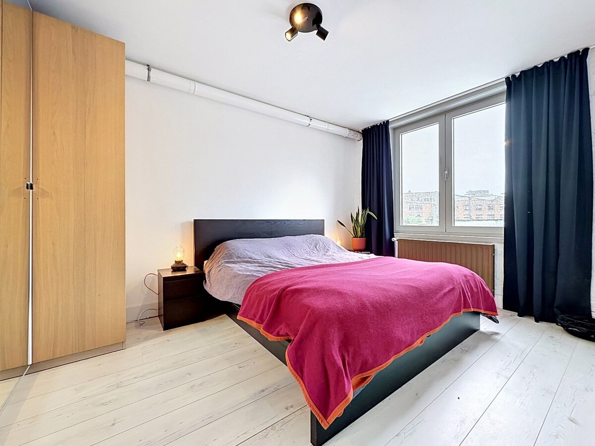 Karaktervolle woning met garage en grote tuin te centrum Zottegem 