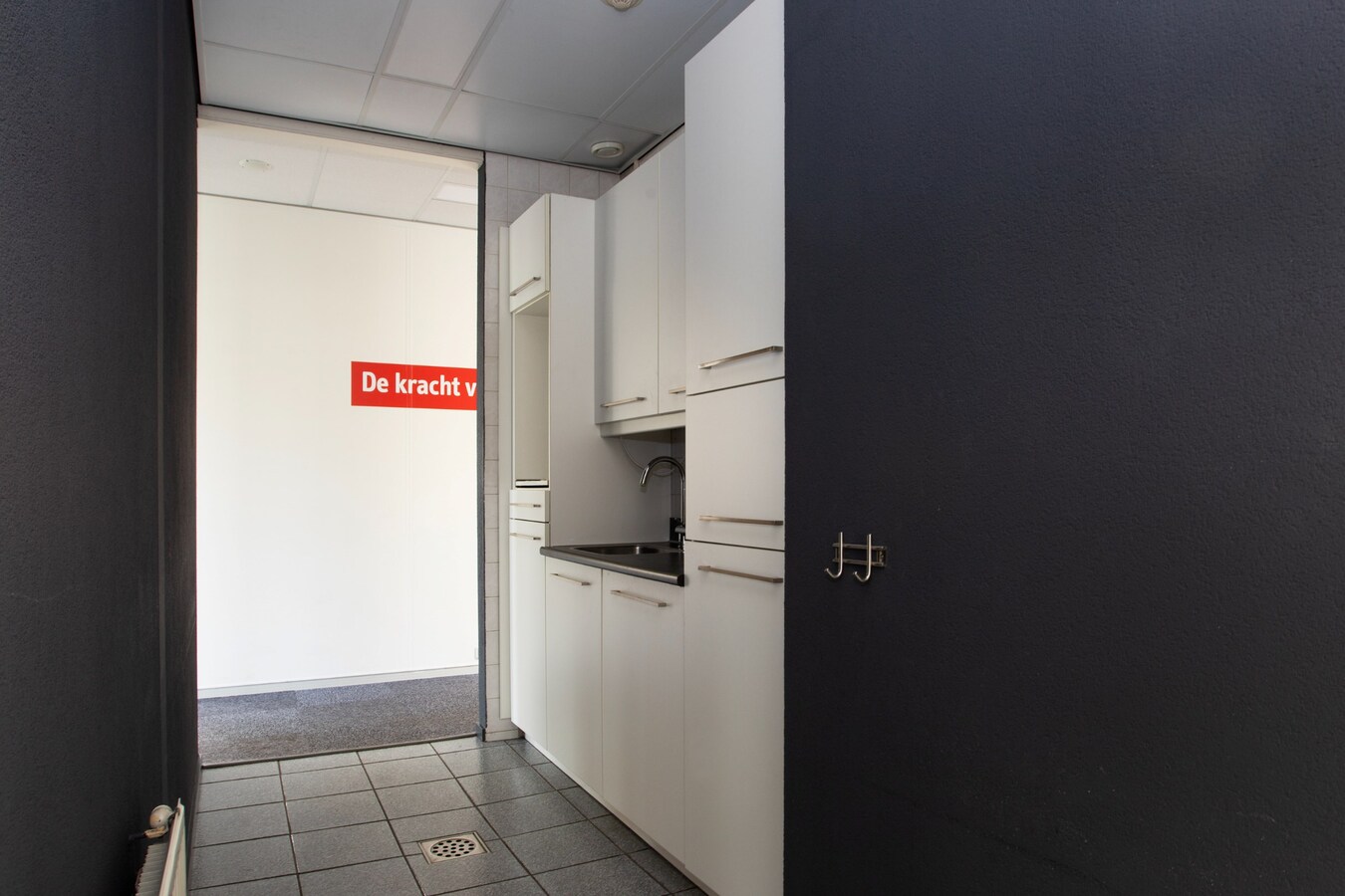 Vrijstaande representatieve kantoorruimte van circa 342 m2 met ruim voldoende parkeergelegenheid. (circa 20 plaatsen) 