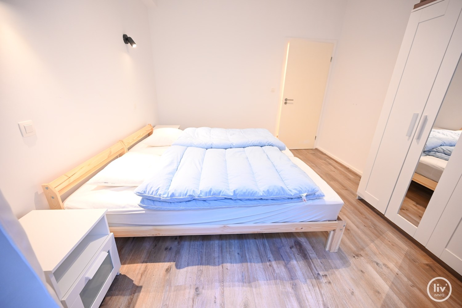 GEMEUBELD: Gelijkvloersappartement met terras, gelegen dichtbij het Van Bunnenplein en de zeedijk te Knokke.. 