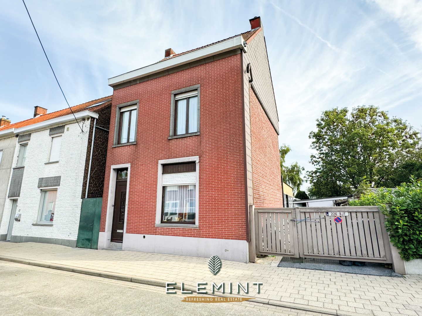 Te renoveren hoekwoning met grote tuin 