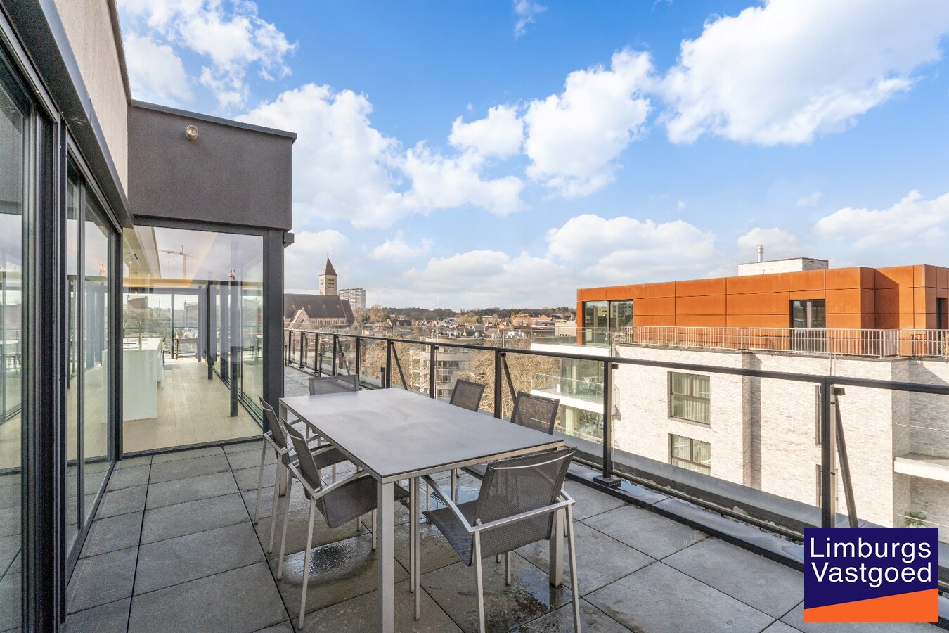 Exclusief penthouse met ruim terras, 2 slpk, dubbele autostaanplaats, centrum Genk 