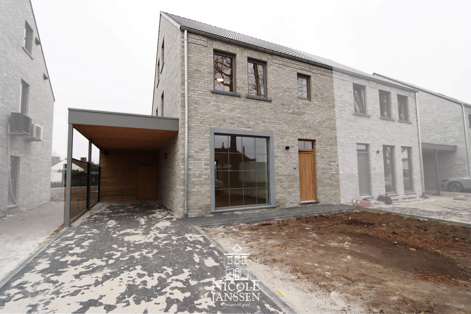 Nieuwbouwwoning met carport 